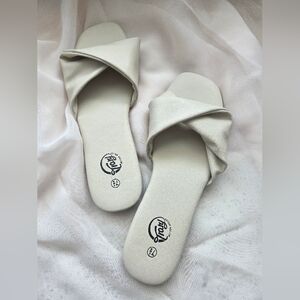 Trary Flat Sandals - Beige